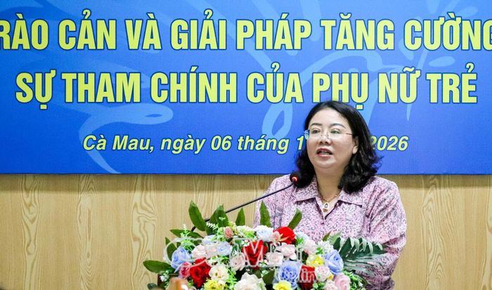  Phó Giám đốc Sở Nội vụ tỉnh Cà Mau Trần Yến Hoà tham luận những vấn đề thực tiễn trong công tác bố trí, điều động, phát triển cán bộ nữ, trong đó có cán bộ nữ trẻ tỉnh Cà Mau.