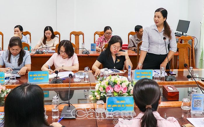  Chủ tịch Hội LHPN phường Tân Thành Trương Hồng Liễm chia sẻ những khó khăn của cán bộ nữ và đề xuất giải pháp nâng cao công tác đào tạo, bồi dưỡng cán bộ nữ.