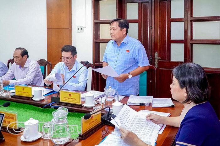 Ông Nguyễn Minh Đương, Phó Trưởng ban Kinh tế - Ngân sách HĐND tỉnh, phát biểu tại hội nghị.