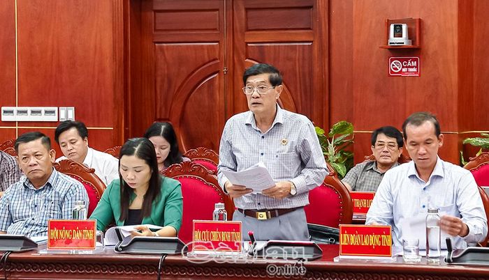  Đồng chí Trương Dũng Tiến, Chủ tịch Hội CCB tỉnh Cà Mau, thảo luận tại cuộc họp.