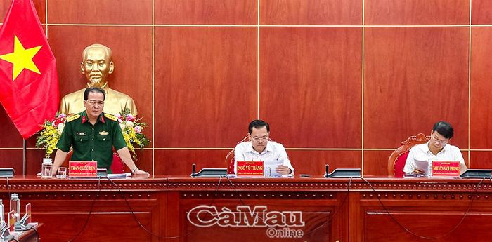  Đại tá Trần Quốc Dẹn, Phó Chính uỷ Bộ CHQS tỉnh, Phó Trưởng ban Thường trực Ban tổ chức Tết Quân Dân phát biểu tại cuộc họp.