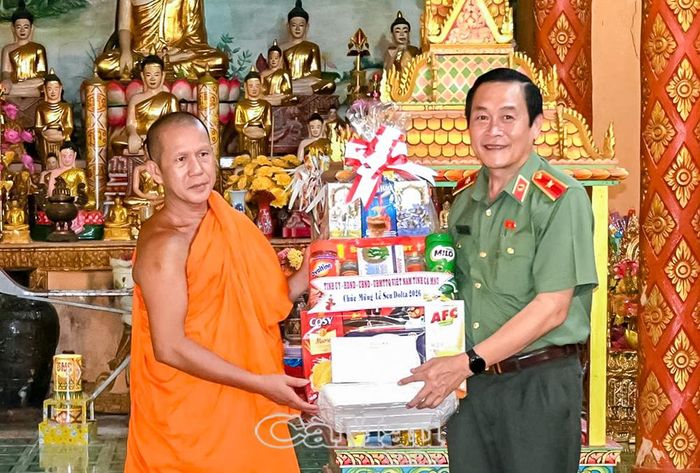 Giám đốc Công an tỉnh tặng quà, chúc mừng lễ Sene Dolta Thượng toạ Danh Diệu, Trụ trì chùa Ngan Dừa (Xã Hồng Dân).