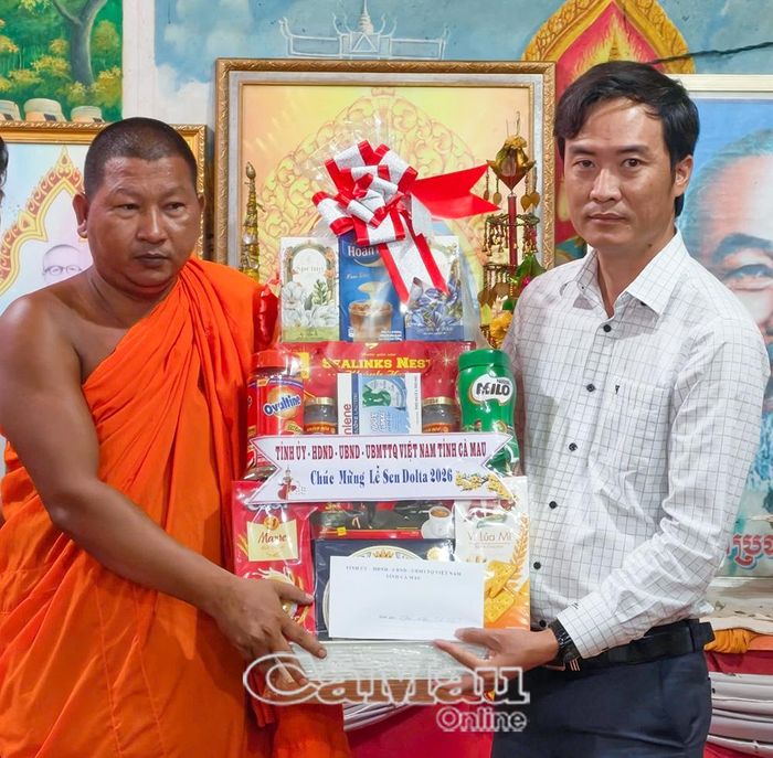  Ông Lương Văn Pho, Phó Giám đốc Sở Dân tộc và Tôn giáo tỉnh Cà Mau trao quà chúc mừng của Tỉnh uỷ, HĐND, UBND, Uỷ ban MTTQ Việt Nam tỉnh Cà Mau cho Chùa Điền.