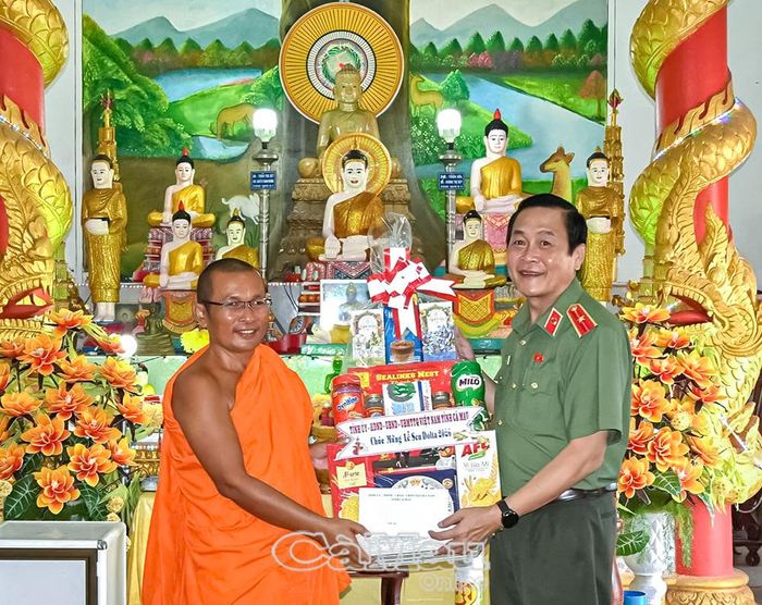 Thiếu tướng Hồ Việt Triều, Giám đốc Công an tỉnh gửi lời chúc mừng lễ Sene Dolta đến Thượng toạ Hồ Mít, Trụ trì chùa Dì Quán (xã Ninh Quới).