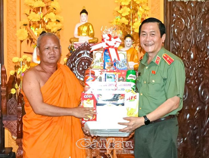 Thiếu tướng Hồ Việt Triều trao quà, chúc mừng Thượng toạ Trần Duyên, Trụ trì
