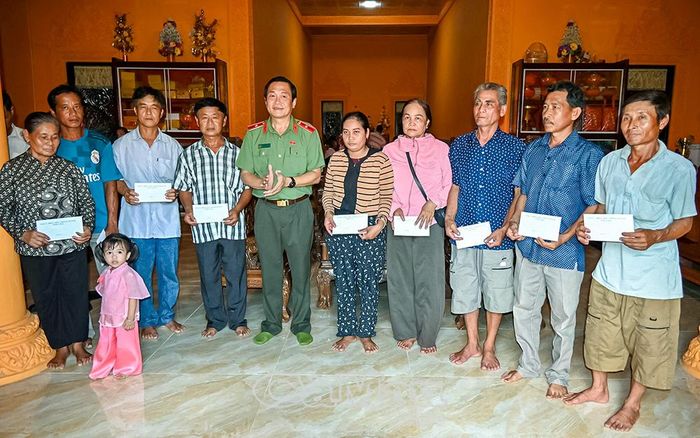Thiếu tướng Hồ Việt Triều, Giám đốc Công an tỉnh trao quà và gửi lời chúc mừng các đến gia đình chính sách xã Ninh Thạnh Lợi nhân dịp lễ Sene Dolta năm 2026.