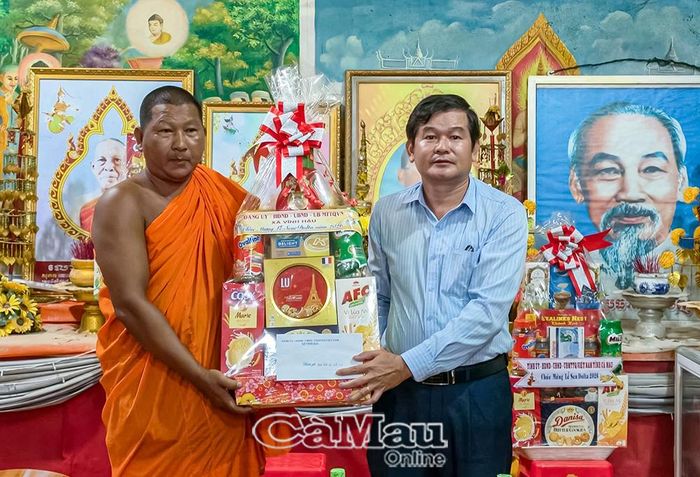  Ông Đỗ Quốc Thịnh, Phó Chủ tịch UBND xã Vĩnh Hậu tặng quà chúc mừng của Đảng uỷ, HĐND, UBND, Uỷ ban MTTQ Việt Nam xã Vĩnh Hậu đến đại diện Chùa Điền.