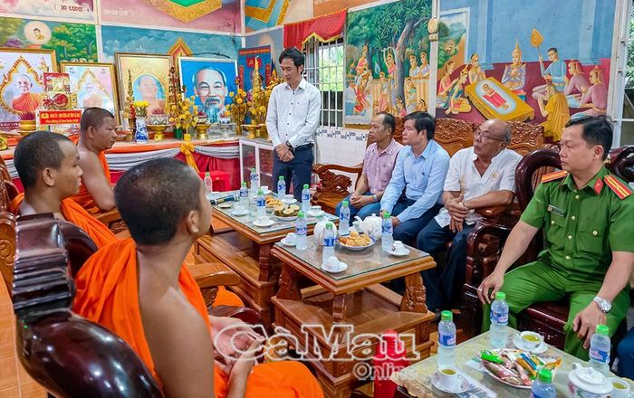  Ông Lương Văn Pho, Phó Giám đốc Sở Dân tộc và Tôn giáo tỉnh Cà Mau thăm, chúc mừng Lễ Sene Dolta năm 2026 tại Chùa Điền.