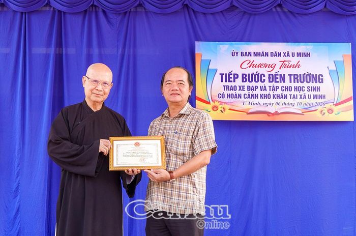 Chủ tịch UBND xã U Minh Trần Minh Nhân trao Giấy chứng nhận “Tấm lòng vàng” đến nhà tài trợ.