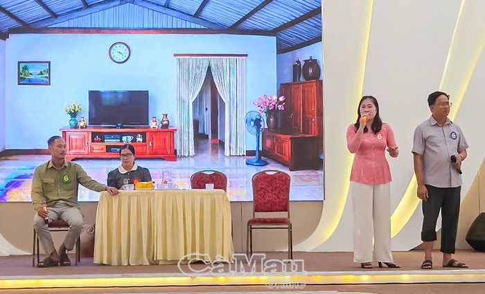 Đội thi số 2 đến từ xã Khánh Bình tham gia phần thi “Nghệ sĩ nông dân”.