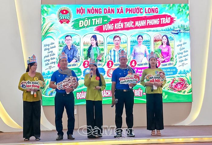 Đội thi đến từ xã Phước Long tham gia phần thi “Lời chào nông dân”.