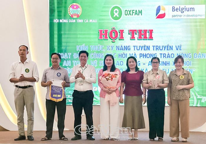 Ban tổ chức hội thi trao giải Nhì cho đội thi số 2 đến từ xã Khánh Bình.