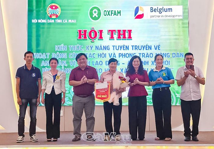 Ban tổ chức hội thi trao giải Nhất cho đội thi số 1 đến từ xã Khánh Bình.