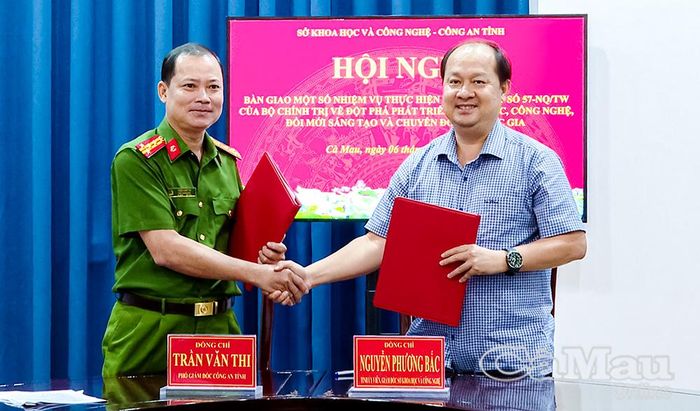 Giám đốc Sở Khoa học và Công nghệ tỉnh Nguyễn Phương Bắc và Đại tá Trần Văn Thi, Phó Giám đốc Công an tỉnh, ký biên bản bàn giao các nhiệm vụ, công việc liên quan đến Nghị quyết số 57.