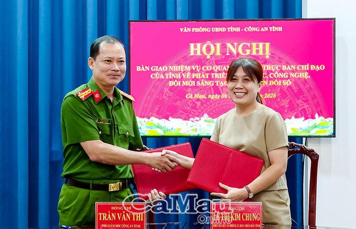 Bà Lê Thị Kim Chung, Phó Chánh Văn phòng UBND tỉnh, và Đại tá Trần Văn Thi, Phó Giám đốc Công an tỉnh Cà Mau, ký biên bản bàn giao nhiệm vụ Cơ quan Thường trực Ban Chỉ đạo của tỉnh.