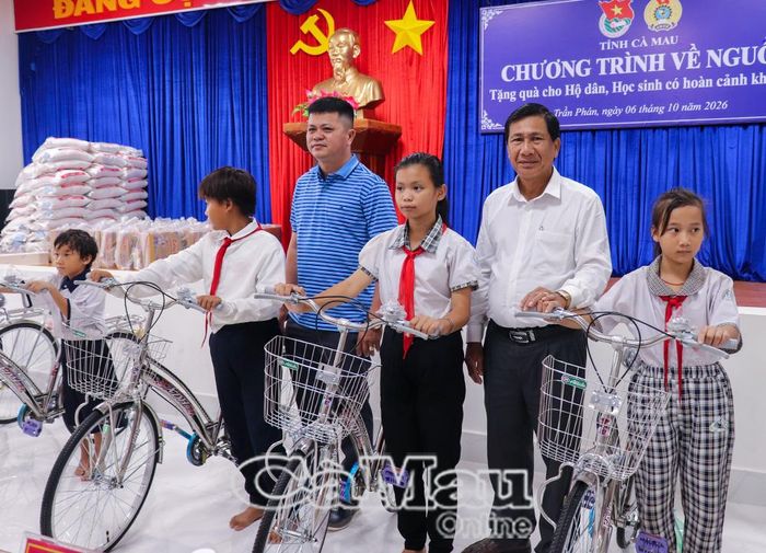 Đồng chí Trần Trung Hiếu, Bí thư Đảng uỷ, Chủ tịch HĐND Xã Trần Phán và nhà tài trợ, 