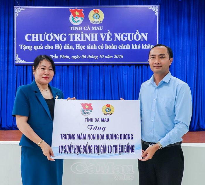 Phó Chủ tịch Uỷ ban MTTQ Việt Nam tỉnh Cà Mau, Bí thư Tỉnh đoàn Phạm Tuấn Tài trao bảng tượng trưng tặng học bổng hỗ trợ học sinh cho đại diện Trường Mầm non Hoa Hướng Dương.