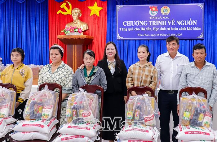 Ban tổ chức trao quà hỗ trợ các hộ dân có hoàn cảnh khó khăn.