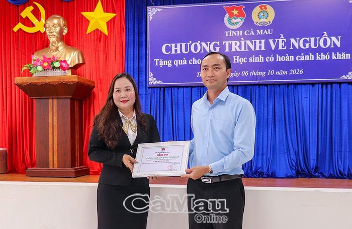 Phó Chủ tịch Uỷ ban MTTQ Việt Nam tỉnh Cà Mau, Bí thư Tỉnh đoàn Phạm Tuấn Tài trao thư cảm ơn nhà tài trợ.