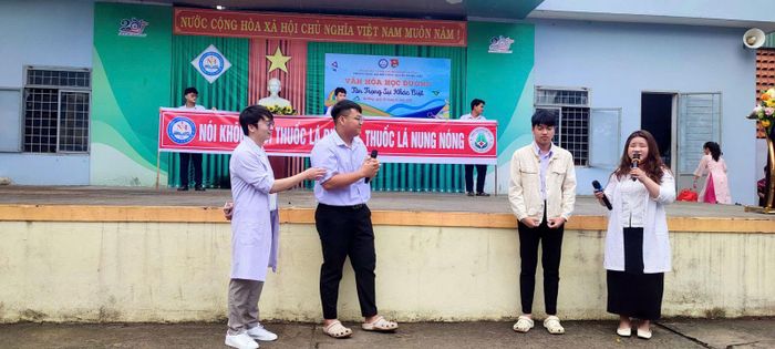 Truyền thông “Tác hại và phòng, chống thuốc lá trong học đường” cho học sinh Trường THPT Nguyễn Thượng Hiền (TP. Đà Nẵng). Ảnh: Bệnh viện Phổi Đà Nẵng