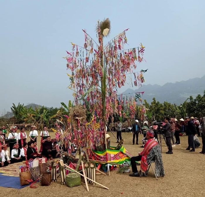 Người có uy tín đóng vai trò tích cực trong tuyên truyền, phổ biến pháp luật, phản ánh nguyện vọng của người dân và phát triển các mô hình sinh kế tại cộng đồng. Ảnh: HIÊN TUẤN