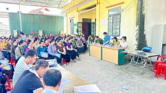 Cần xây dựng cơ chế phối hợp thường xuyên, hiệu quả giữa người có uy tín với chính quyền và các cơ quan chuyên môn để lan tỏa chính sách và lắng nghe tiếng nói từ cộng đồng. Ảnh: PHƯƠNG THÚY
