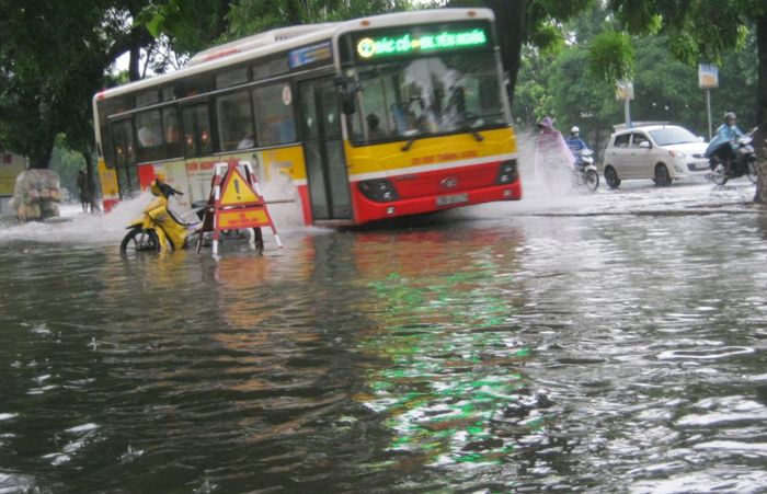 Tại các vị trí nguy hiểm, cần bố trí lực lượng ứng trực, canh gác, hướng dẫn giao thông; kịp thời cắm biển cảnh báo, rào chắn, phân luồng, đảm bảo an toàn cho người và phương tiện tham gia giao thông. Ảnh: N.Lộc