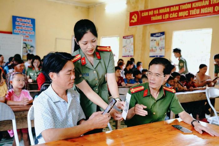 Lực lượng công an tuyên truyền, phổ biến pháp luật cho người dân - Nguồn: Công an tỉnh Tuyên Quang