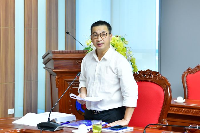 Vụ trưởng Vụ Hợp tác quốc tế Nguyễn Bá Dũng - Phó Trưởng Ban Thường trực, Trưởng Tiểu ban Lễ tân - Khánh tiết và Tài chính - Hậu cần báo cáo tại cuộc họp. Ảnh: M. Thúy