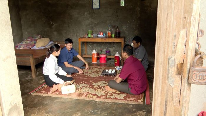 Rà soát viên thôn thu thập thông tin, chấm điểm mức độ thiếu hụt dịch vụ xã hội cơ bản của hộ gia đình trong đợt rà soát hộ nghèo năm 2026. (Ảnh: Hoàng Ngân)