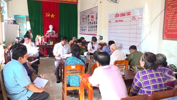 Người dân họp bình xét danh sách dự kiến hộ nghèo, hộ cận nghèo. Theo quy định mới, hộ được xem xét công nhận khi có ít nhất 50% số người dự họp đồng ý. (Ảnh: Hữu Nghị)