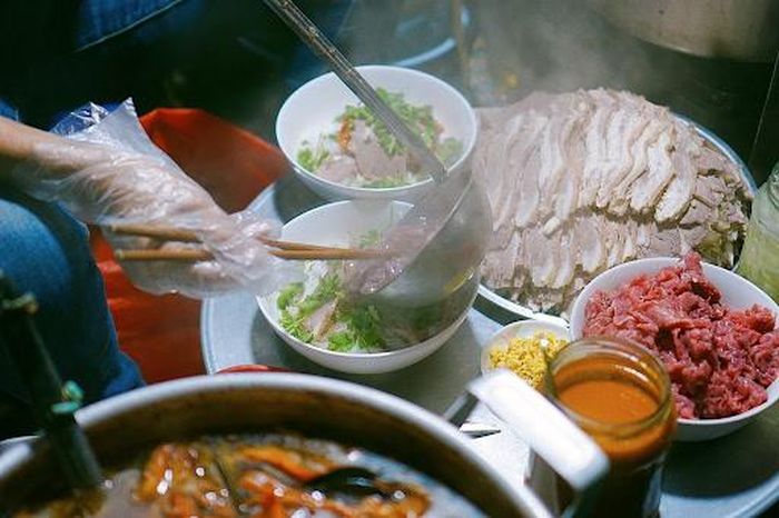 Gánh phở Hà Nội - nét trầm mặc giữa lòng siêu đô thị. Ảnh: Fooddeli ↵