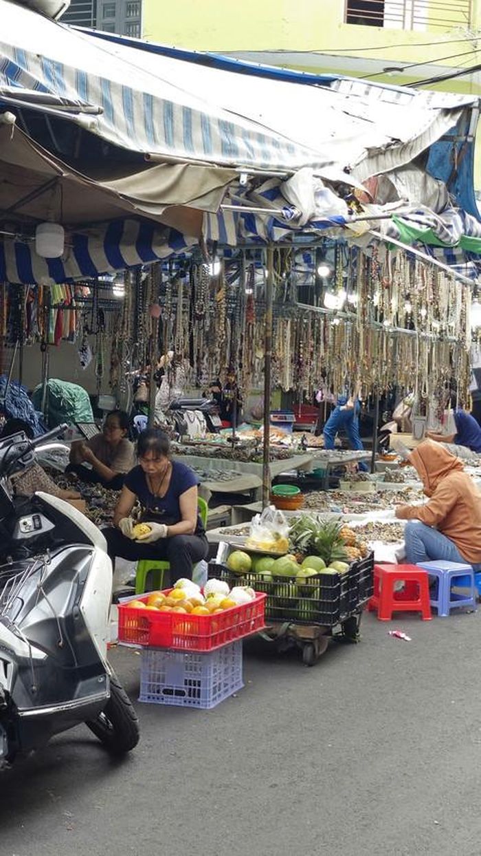 Một quầy treo móc nhiều trang sức các loại