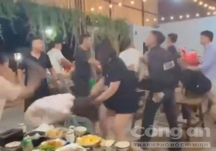 Hai cô gái đánh một cô gái khác.