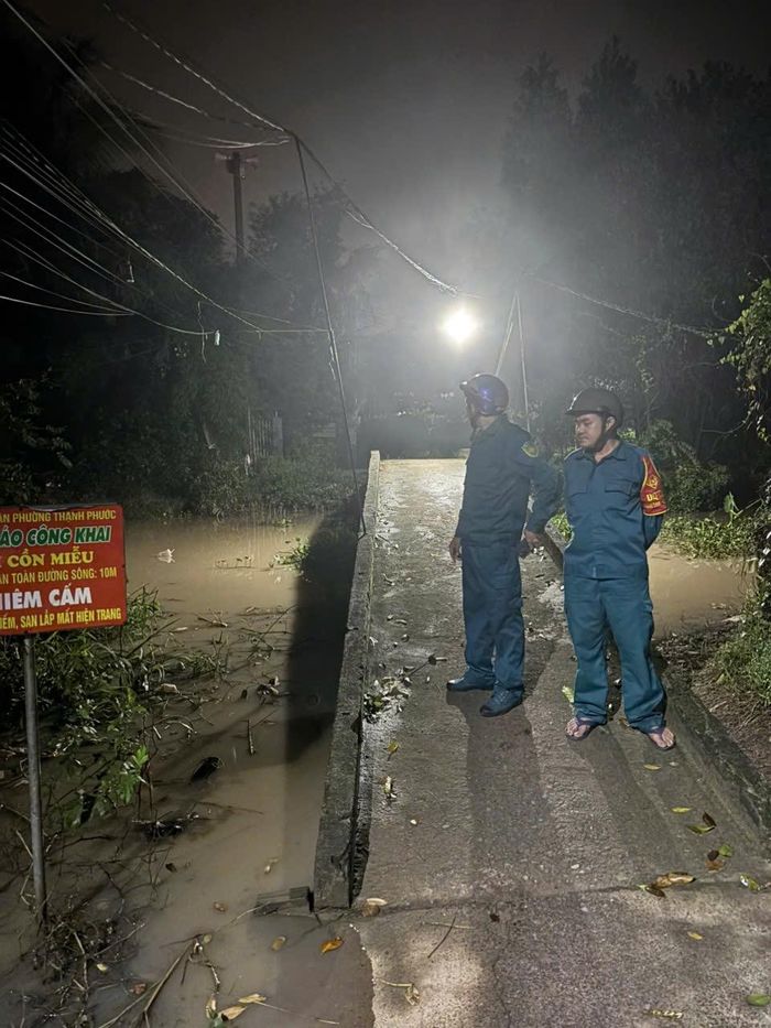 Lực lượng quân sự địa phương chốt chặn, hạn chế người qua lại khu vực nguy hiểm 