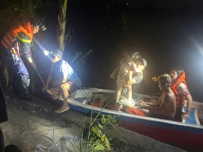 Huy động xuồng máy để tiếp cận, giải cứu các nạn nhân mắc kẹt ở khu vực nạo vét Suối Cái 