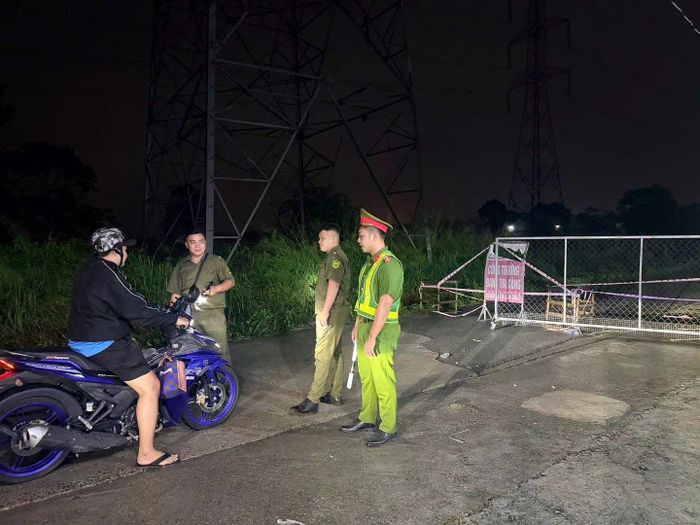 CAP.Tân Hiệp chủ động chốt chặn, cảnh báo người dân không lưu thông qua các khu vực nguy hiểm, ngập sâu trong nước 