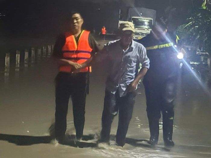 Người dân mắc kẹt sâu trong khu vực ngập nước được lực lượng tìm kiếm CNCH hỗ trợ đến nơi an toàn