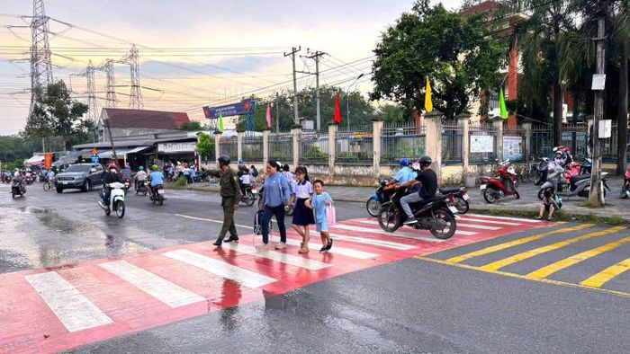 CAP.Tân Hiệp triển khai lực lượng, hỗ trợ người dân và học sinh tại các điểm trường trên địa bàn trong những ngày mưa lớn vừa qua 