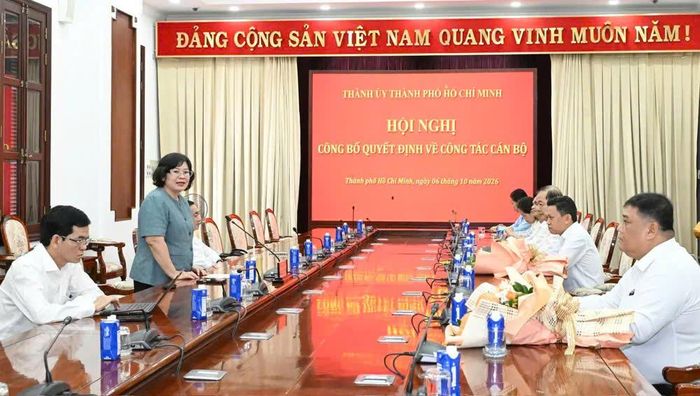 Phó Bí thư Thành ủy TPHCM Văn Thị Bạch Tuyết phát biểu