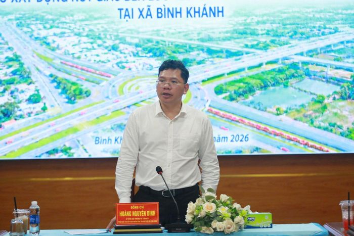 Phó Chủ tịch UBND TPHCM Hoàng Nguyên Dinh phát biểu tại xã Bình Khánh