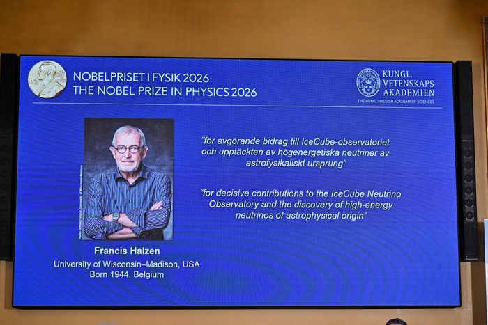 Chân dung nhà khoa học người Mỹ gốc Bỉ Francis Halzen đoạt giải Nobel Vật lỳ 2026 - Ảnh: Reuters