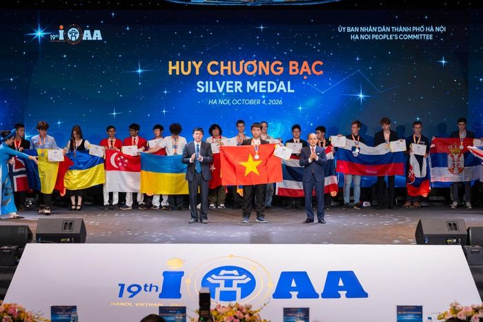 Thí sinh nhận huy chương bạc.