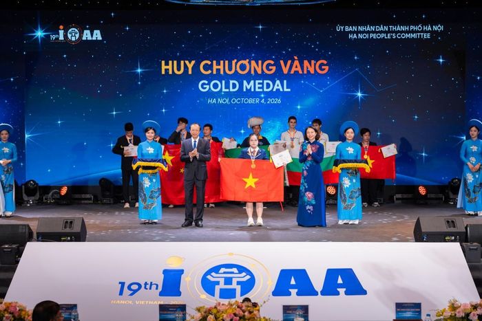 Thứ trưởng Thường trực Bộ GDĐT Phạm Ngọc Thưởng và Phó Chủ tịch UBND thành phố Hà Nội Vũ Thu Hà trao Huy chương Vàng tới các thí sinh.