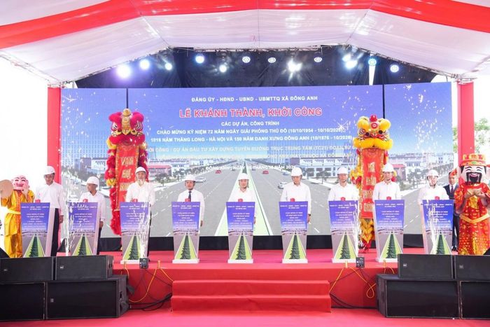  Các đại biểu ấn nút khởi công Dự án Đầu tư xây dựng tuyến đường trục trung tâm (TC21) đoạn từ đường Trường Sa đến đường Vành đai 3, nay thuộc xã Đông Anh. 