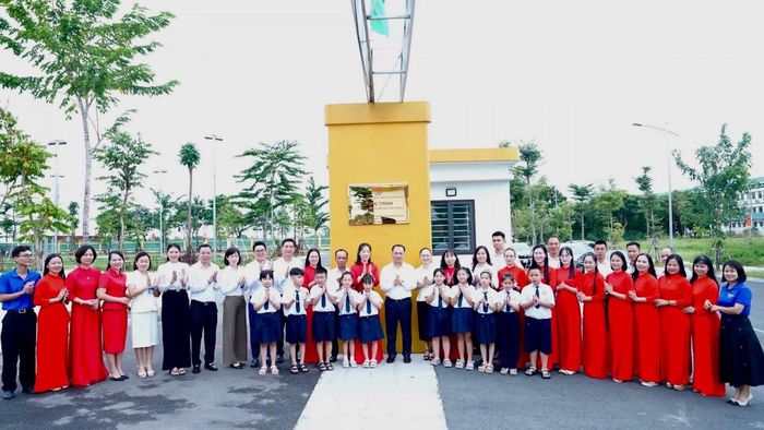 ác đại biểu thực hiện nghi thức khánh thành, gắn biển các công trình trên địa bàn xã Đông Anh