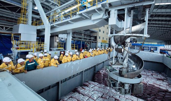 Hình ảnh: Nông dân được trực tiếp quan sát quy trình sản xuất sản phẩm NPK Cà Mau từ khâu nguyên liệu tới khi xuất hàng
