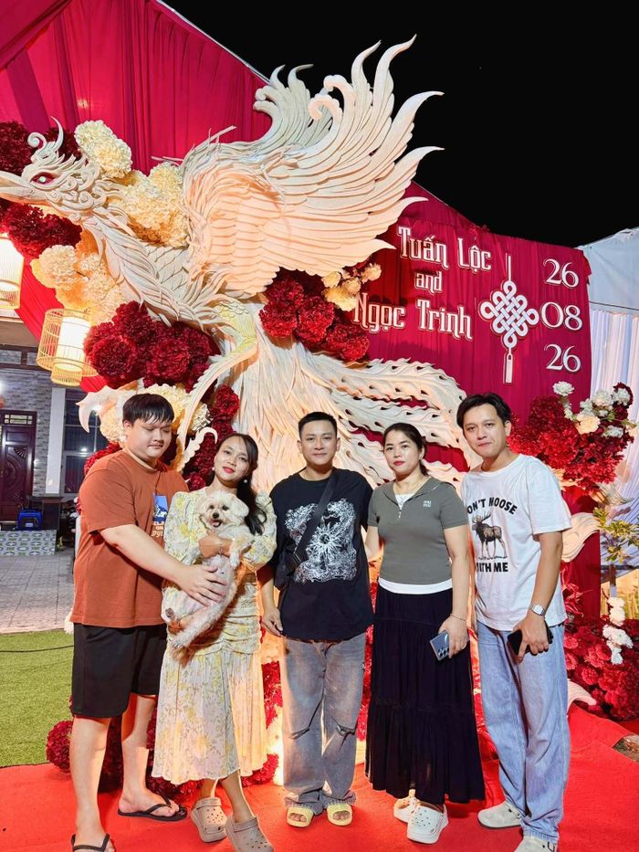 Hoài Lâm xuất hiện bên người thân trong không gian đám cưới ở quê nhà.