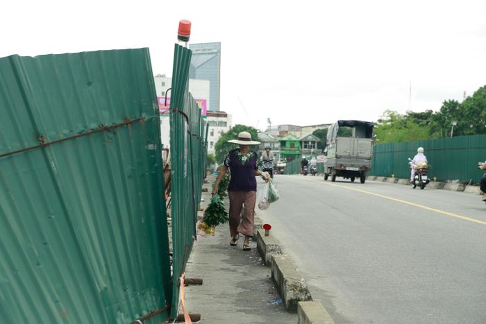 Kiểm tra dự án, Chủ tịch UBND TP Huế Lê Trí Thanh yêu cầu chủ đầu tư và đơn vị thi công tập trung tối đa nhân lực, phương tiện, tổ chức tăng ca, tăng kíp để đẩy nhanh tiến độ các hạng mục. Mục tiêu là hoàn thành cầu và đường dẫn hai đầu cầu trước dịp Tết Nguyên đán, bảo đảm chất lượng, an toàn và kết nối đồng bộ với hệ thống giao thông khu vực.