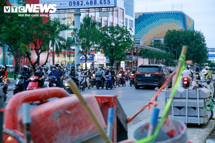 Dự án có tổng mức đầu tư hơn 541 tỷ đồng, trong đó chi phí bồi thường, giải phóng mặt bằng hơn 466 tỷ đồng. Có 185 hộ dân bị ảnh hưởng, gồm 92 hộ thuộc phường Thuận Hóa và 93 hộ thuộc phường Vỹ Dạ. Nhà thầu thi công là Liên danh gói 14 Bà Triệu (Công ty TNHH MTV 501.1, Công ty TNHH Xây lắp sản xuất và Thương mại điện cơ SDC và Công ty TNHH Công trình cây xanh Thái Bình) với giá trị hợp đồng 39,58 tỷ đồng. 